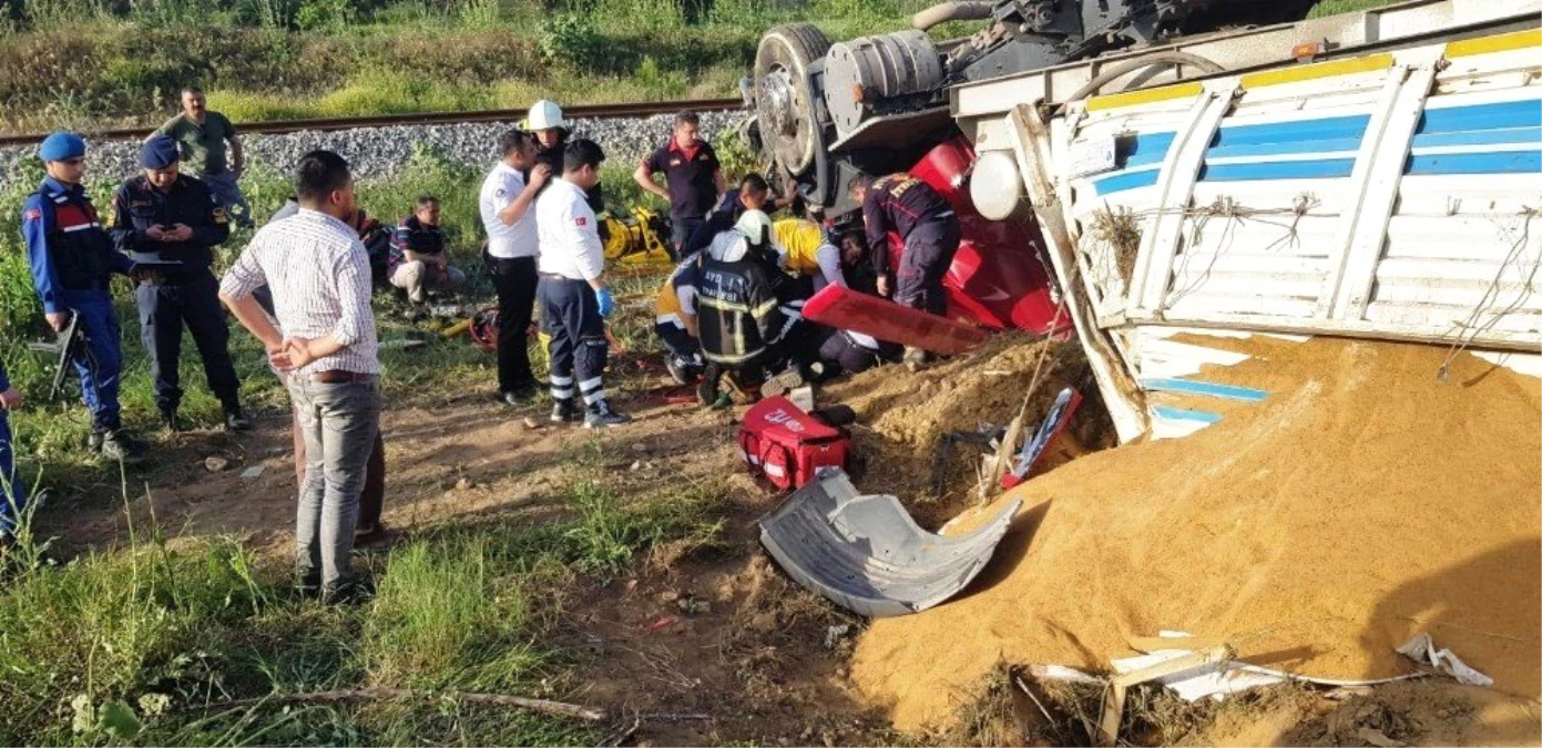 Lastiği Patlayan Kamyon Karşı Şeride Geçip Şarampole Yuvarlandı: 1 Yaralı