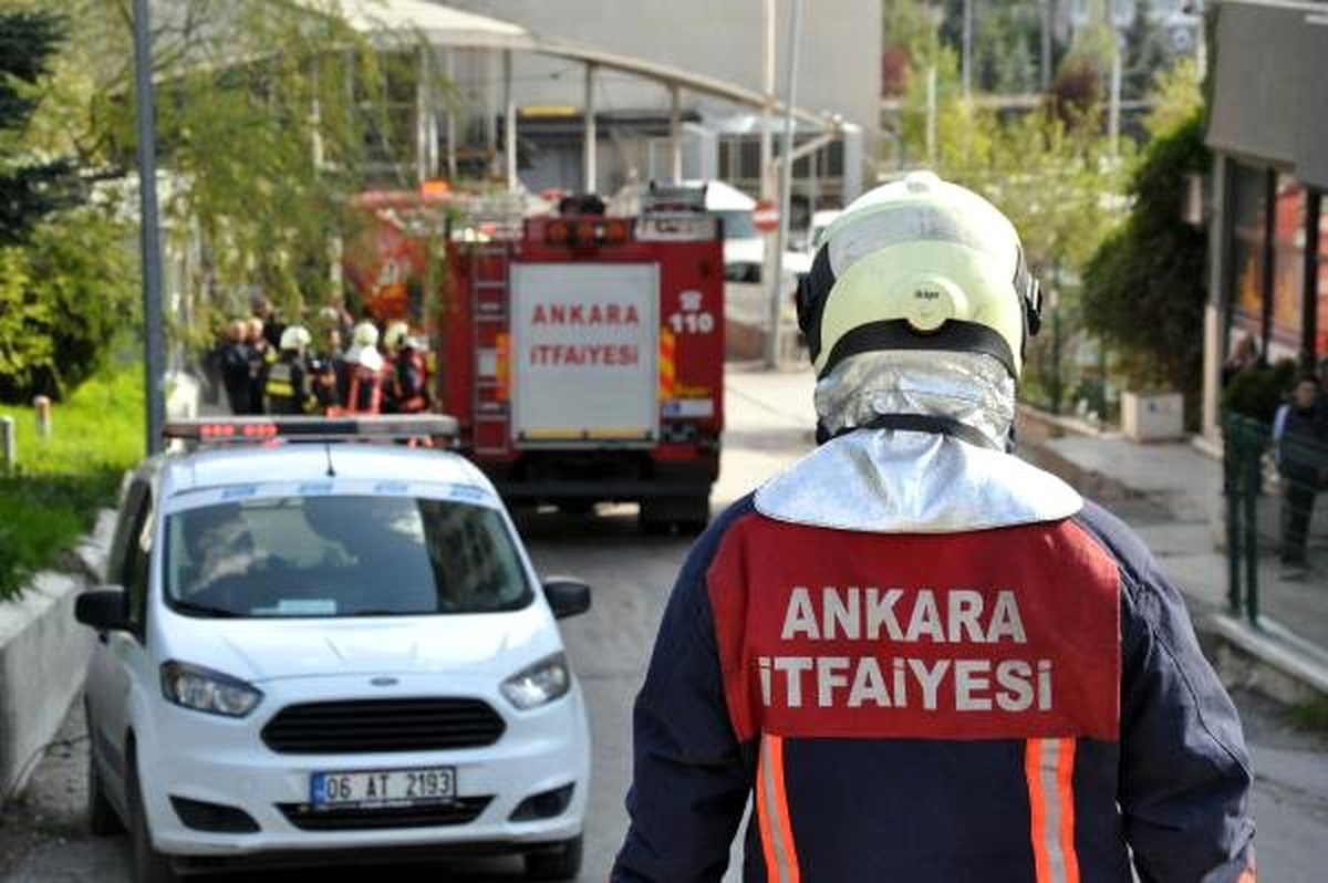 Lüks Otomobil Bayisinde Yangın; 1 Kişi Dumandan Etkilendi