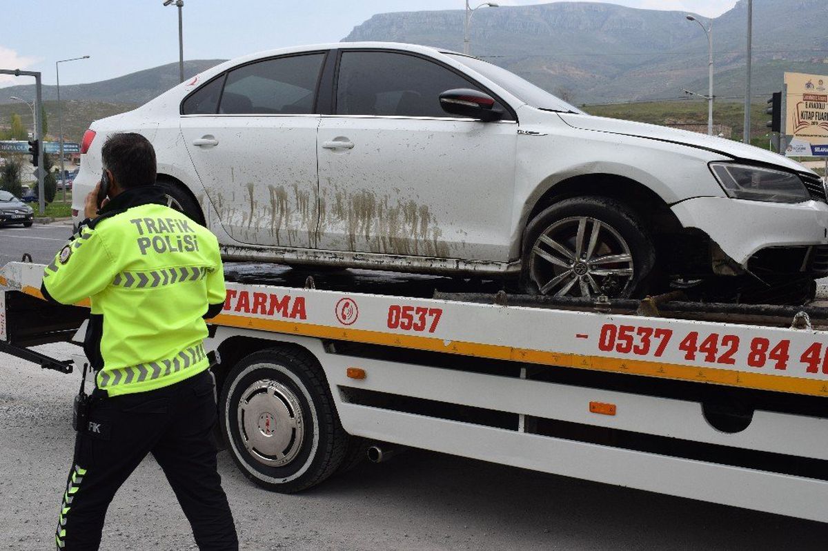 Otomobil Refüje Çarptı: 2 Yaralı