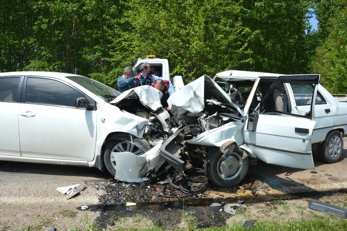 Otomobiller Kafa Kafaya Çarpıştı: 1 Ölü, 1 Yaralı