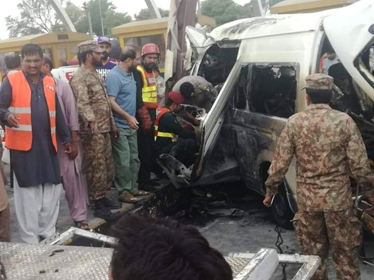 Pakistan\'da Duvara Çarpan Minibüsün Benzin Deposu Patladı: 12 Ölü, 6 Yaralı