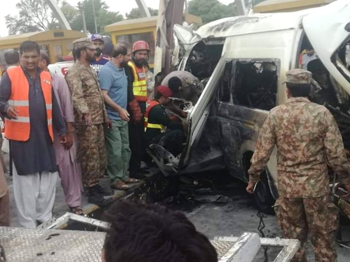 Pakistan\'da Duvara Çarpan Minibüsün Benzin Deposu Patladı: 12 Ölü, 6 Yaralı