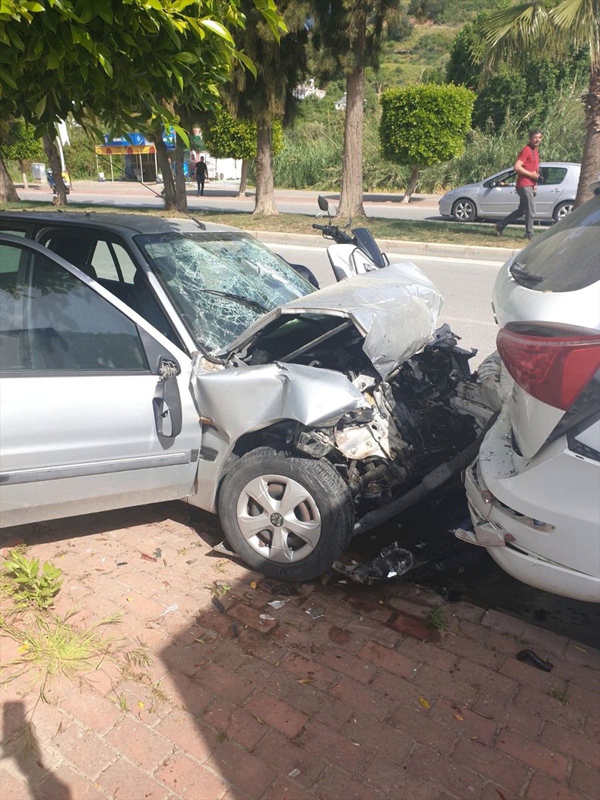 Park Halindeki Otomobile Çarpan Araçtaki 2 Kardeş Öldü