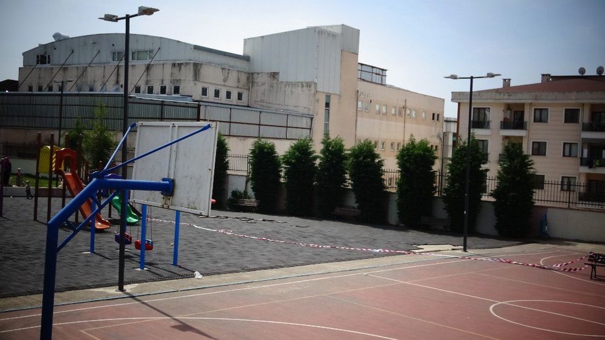 Sancaktepe\'de İlkokulun Yanındaki Parkta Oluşan Çatlaklar Korkuttu