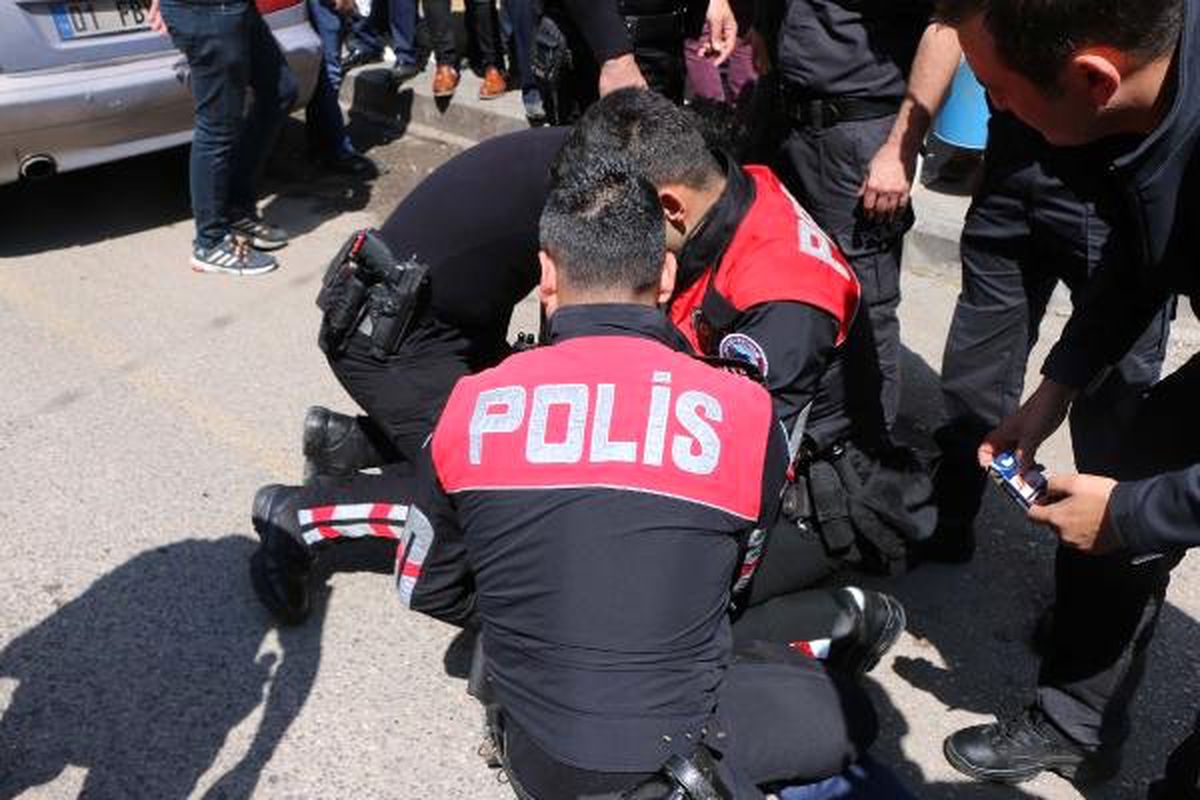 Sokakta Kavga Eden 2 Kişiyi Çevredekiler Durduramadı