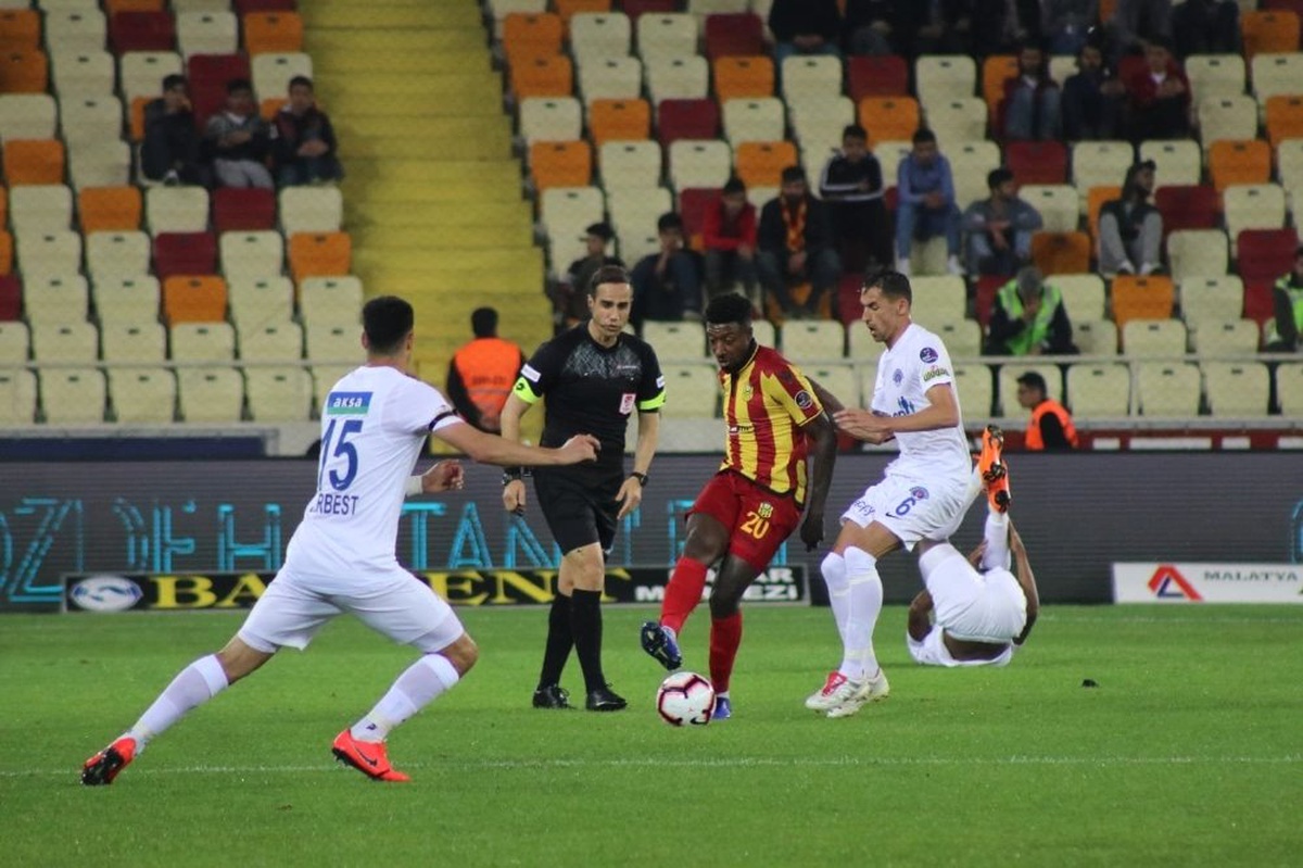 Süper Toto Süper Lig: Evkur Yeni Malatyaspor: 1 - Kasımpaşa: 0 (İlk Yarı)
