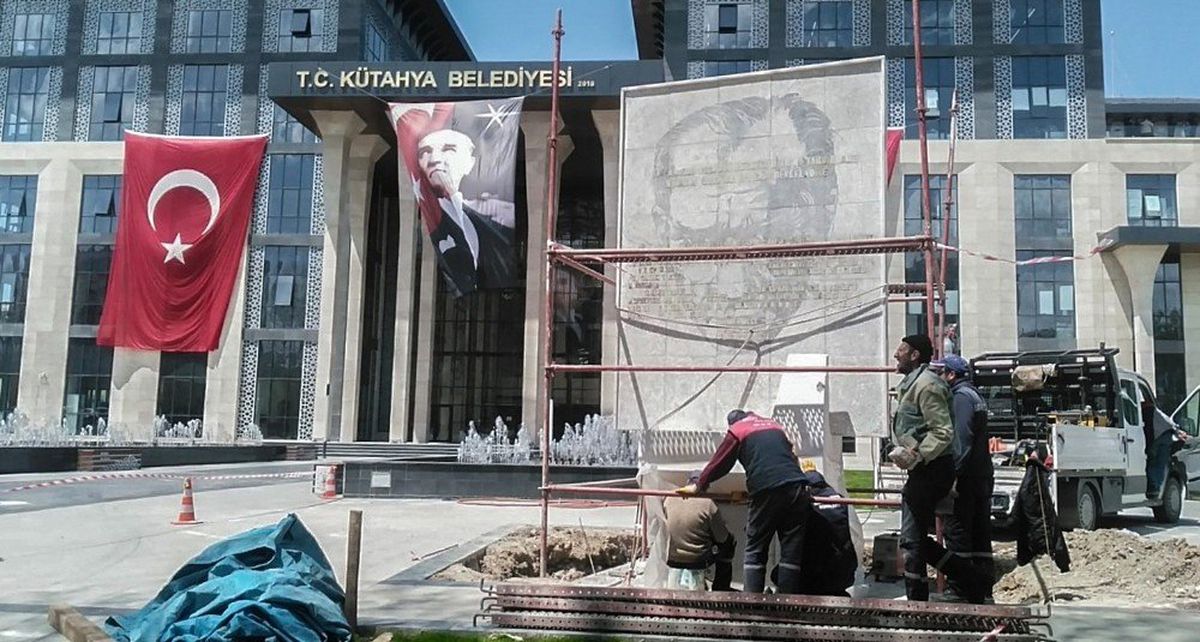 Takdirname Anıtı Kütahya Belediyesi\'nde