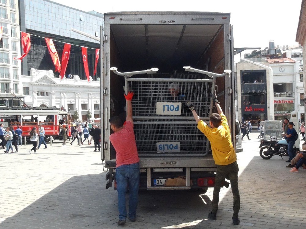 Taksim Meydanı\'na Kamyonetle Bariyerler Getirildi