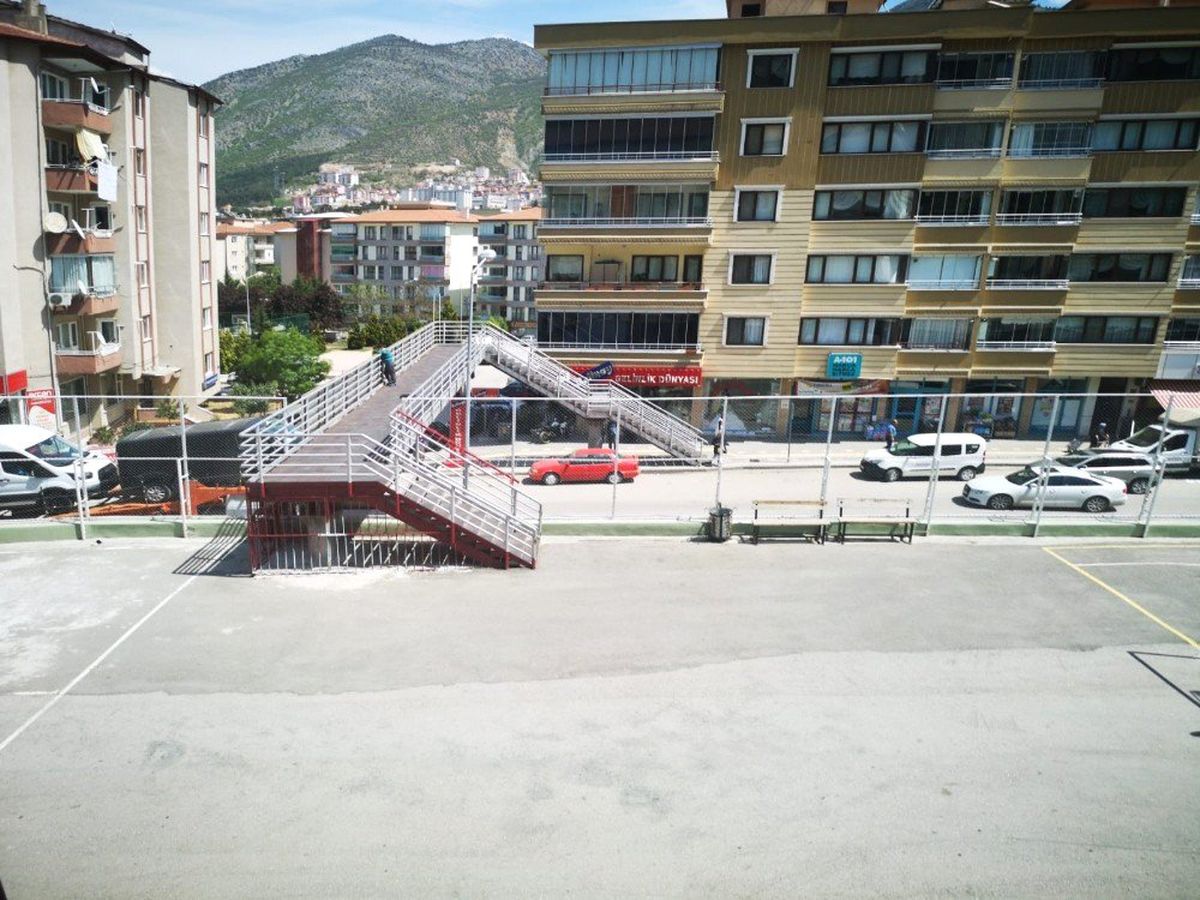 Tırın Taşıdığı Minibüs Üst Geçide Takıldı