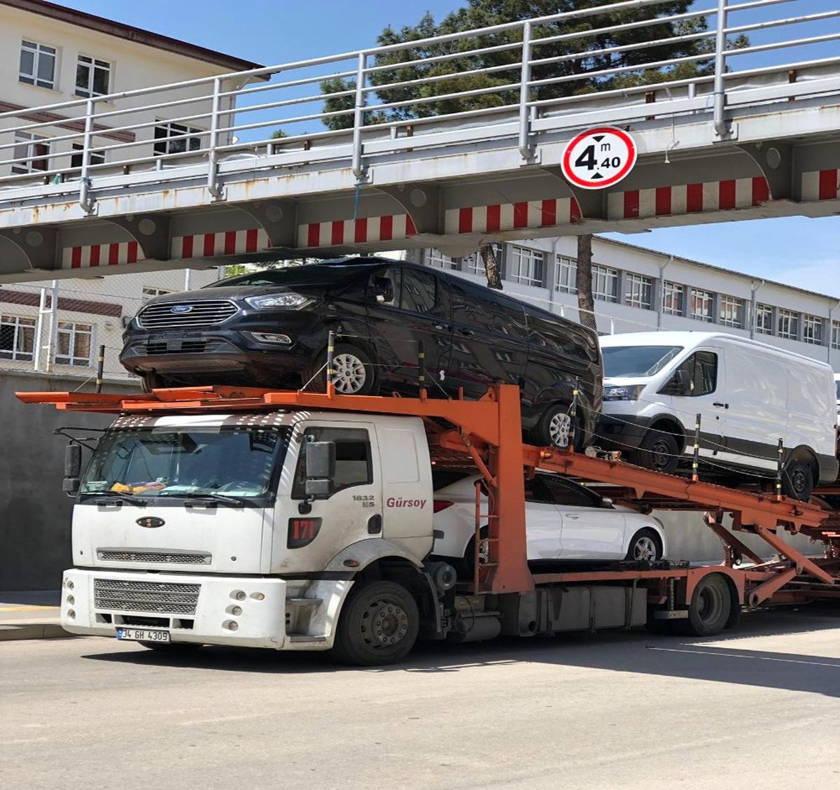 Tırın Taşıdığı Minibüs Üst Geçide Takıldı