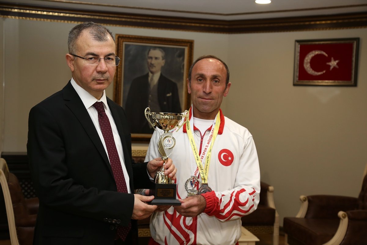 Vali Doruk\'tan Başarılı Sporcuya Kutlama