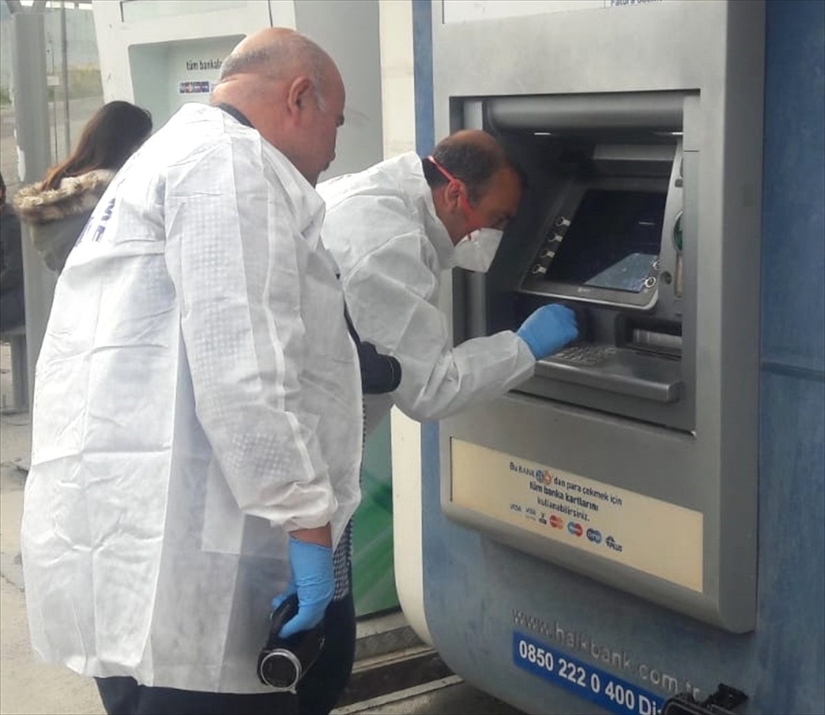 Vatandaşın Dikkati Atm\'deki Düzeneği Ortaya Çıkardı