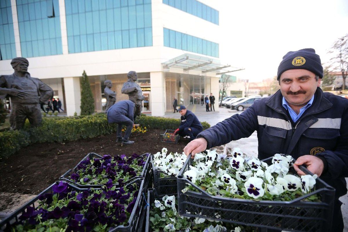 Yenimahalle\'ye 300 Bin Çiçek