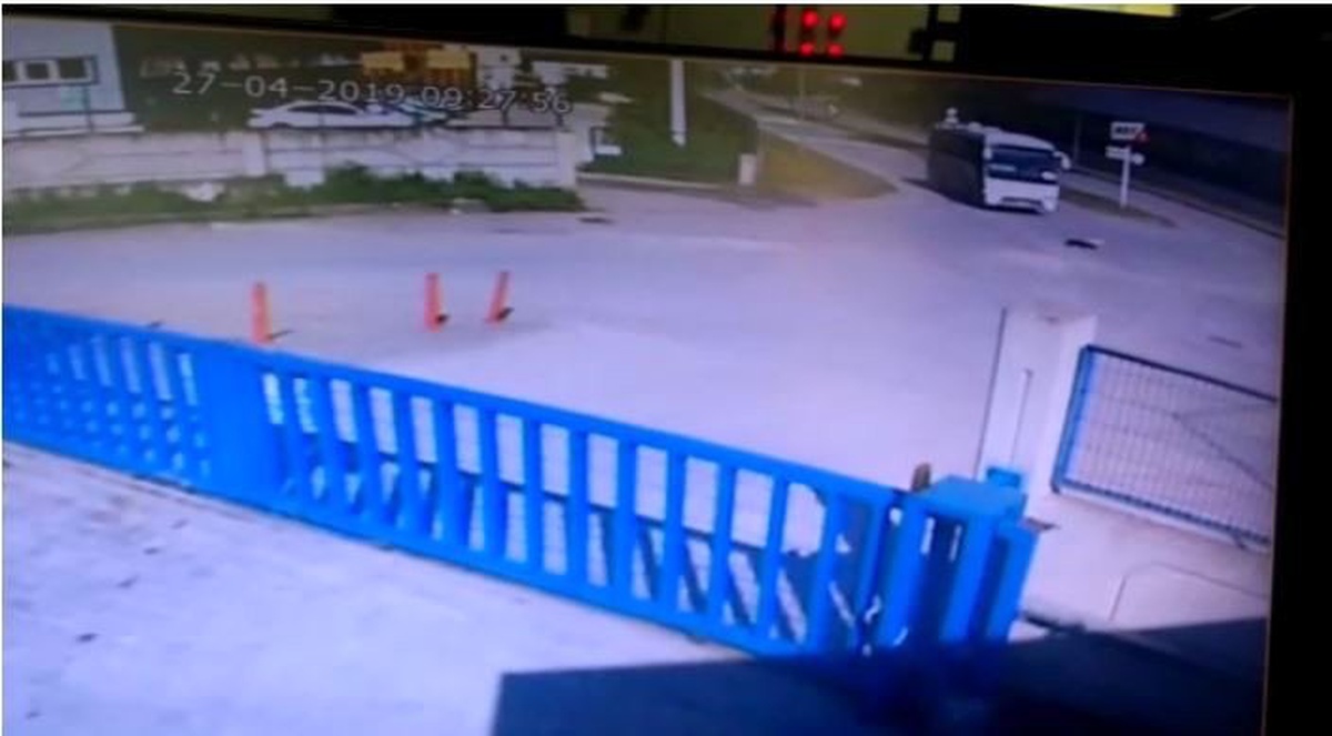 Yol Ortasında Duran Köpeğin Üzerinden Minibüs Geçti