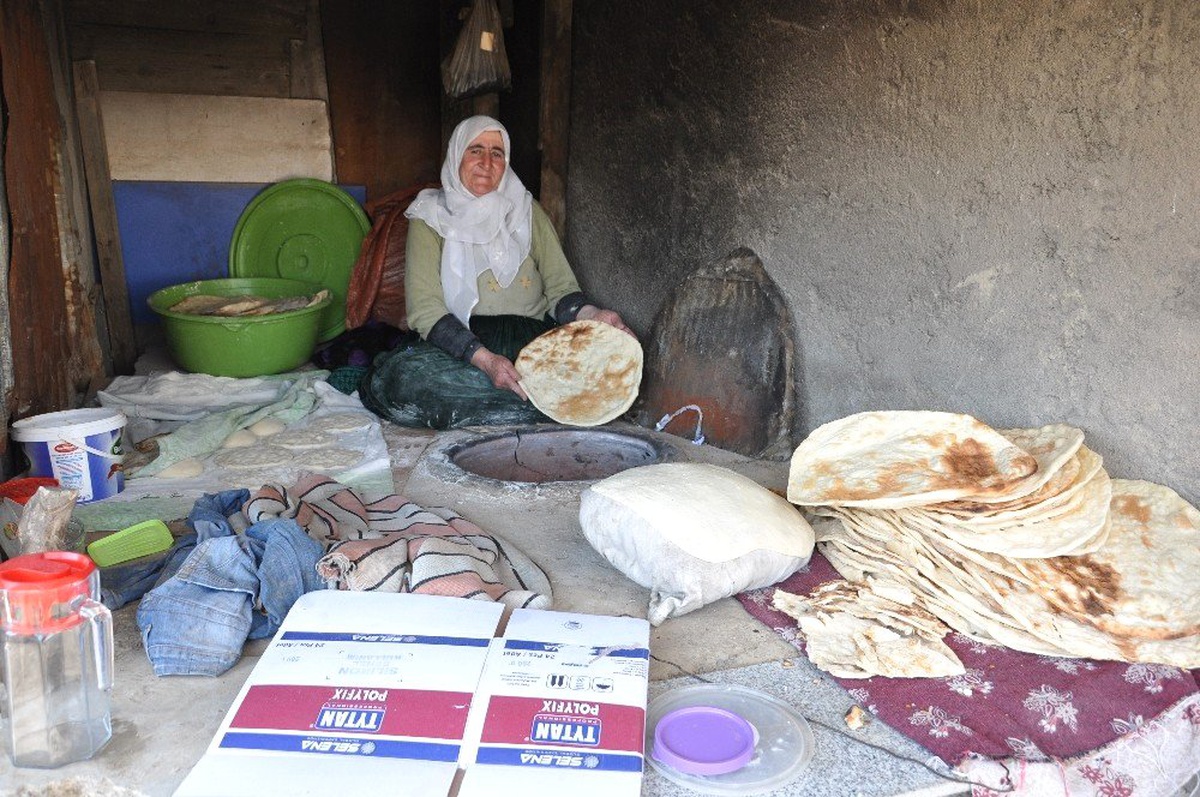 Yüksekova\'nın Vazgeçilmez Tadı: Tandır Ekmeği