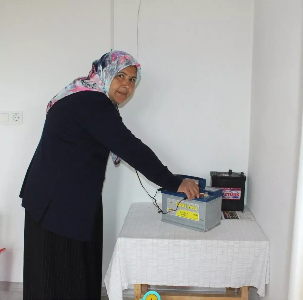 1 Yıldır Elektriği Bağlanmayınca Çareyi Araba Aküsünde Buldu