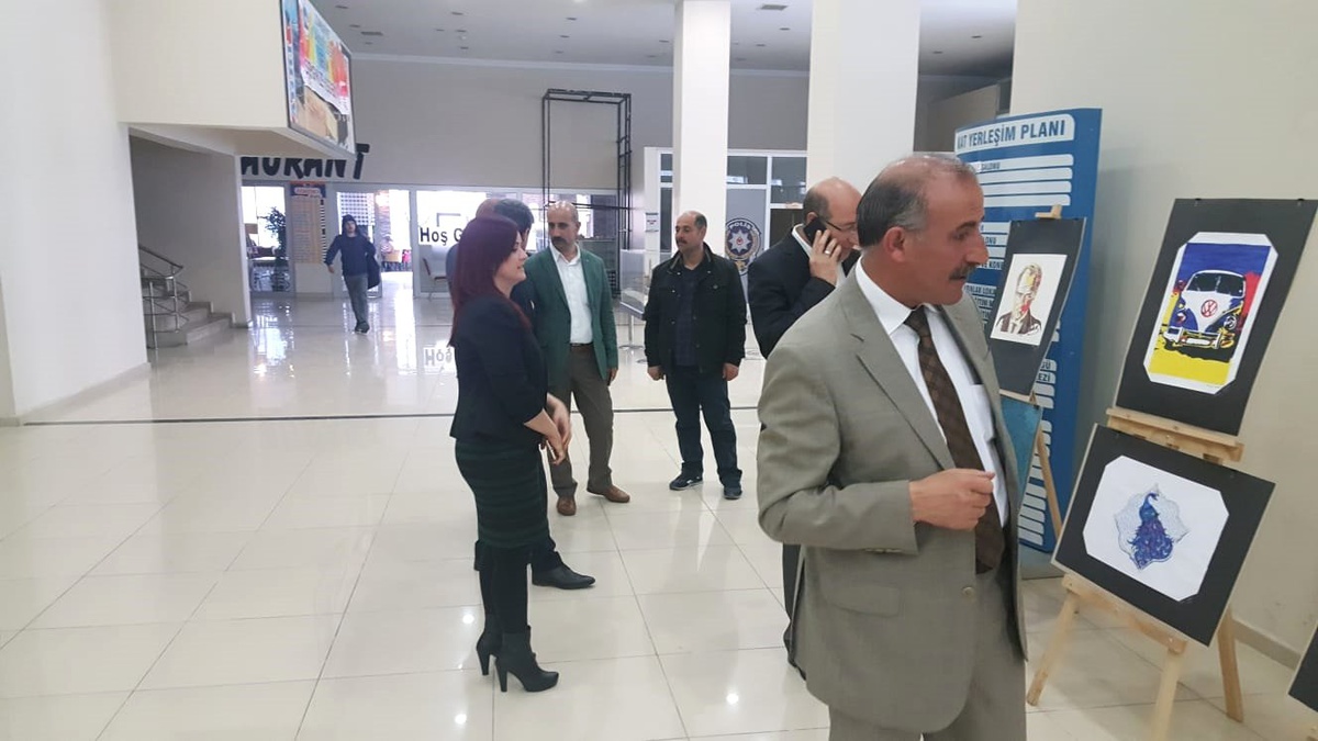 Ağrı Cumhuriyet Anadolu Lisesi Öğrencilerinden Resim Sergisi