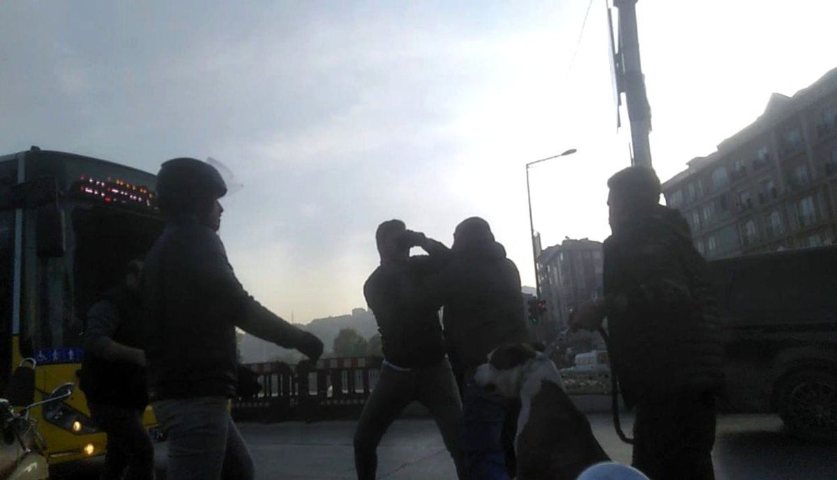 Alibeyköy\'de Sürücülerin Yol Verme Kavgası Kameralara Yansıdı