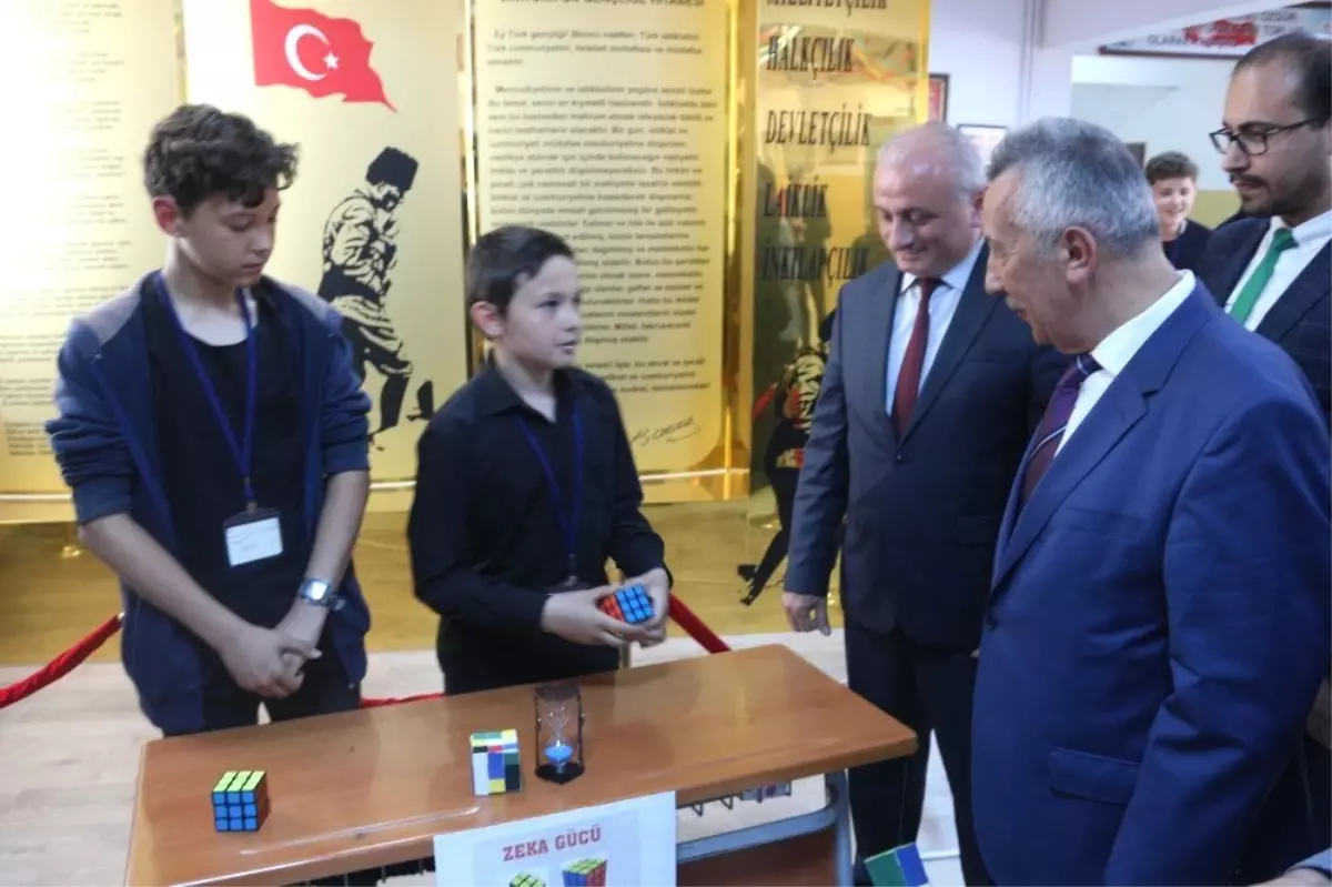 Arkadaşının Sunumu Bitmeden Rubik Küpü Çözdü