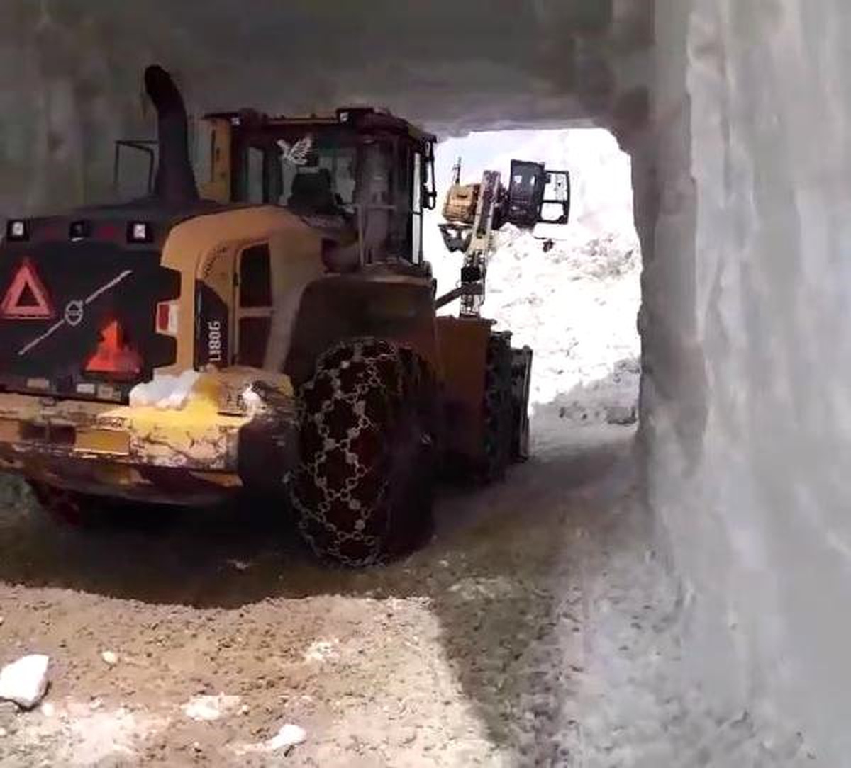 Askeri Üs Bölgesinin Yolunu Kar Tünelleri Oluşturarak Açtılar