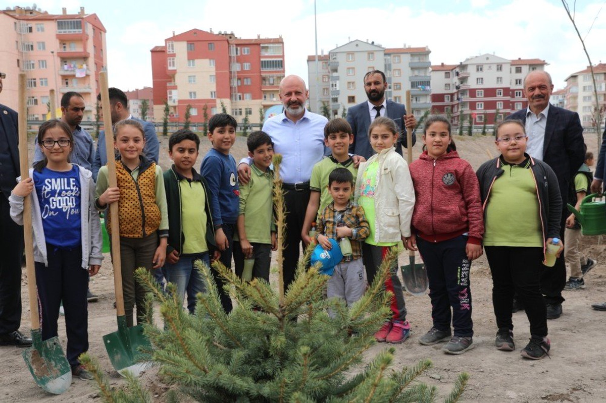 Başkan Çolakbayrakdar, "Çocuklarımızın Yüzlerini Gülebileceği Bir Şehir İnşa Ediyoruz"