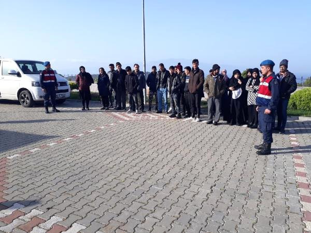 Çanakkale\'de 42 Kaçak Göçmen ve 2 Organizatör Yakalandı
