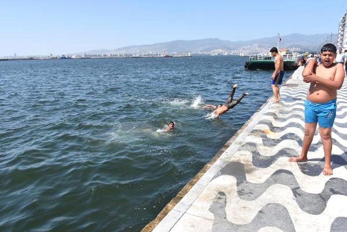 Çocuklar Deniz Sezonunu Açtı