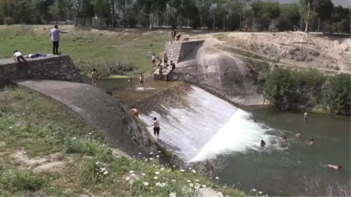 Çocuklar Derede Yüzerek Serinlemeye Çalıştı - Hatay