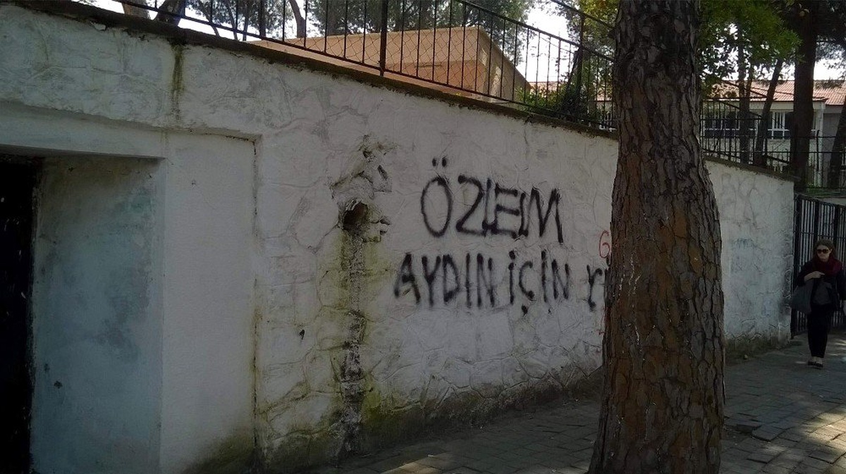 Efeler\'de Vatandaşlar Duvar Yazılarına Tepki Gösterdi