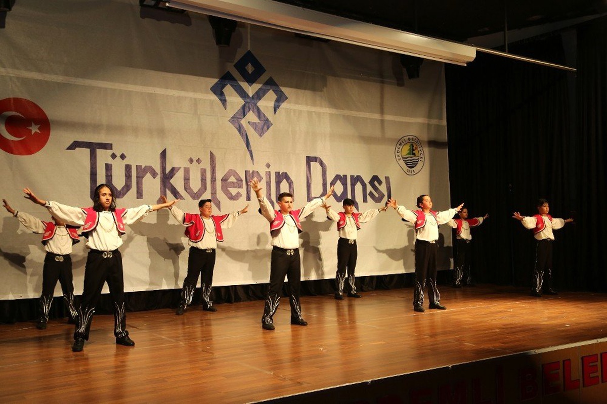 Erdemli\'de Türkülerin Dansı Topluğu Gösterisine Yoğun İlgi