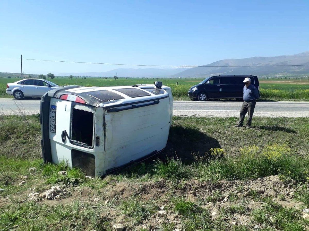 Hafif Ticari Araç Devrildi 1 Kişi Yaralandı