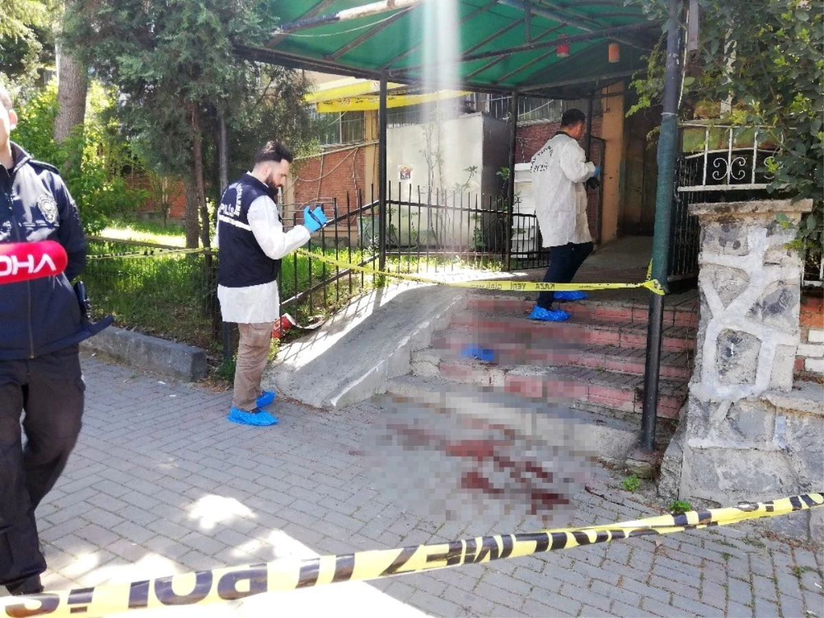İstanbul Küçükçekmece Atakent Mahallesi\'nde Bir Kafenin Önünde Yaşanan Silahlı Kavgada 1 Kişi...