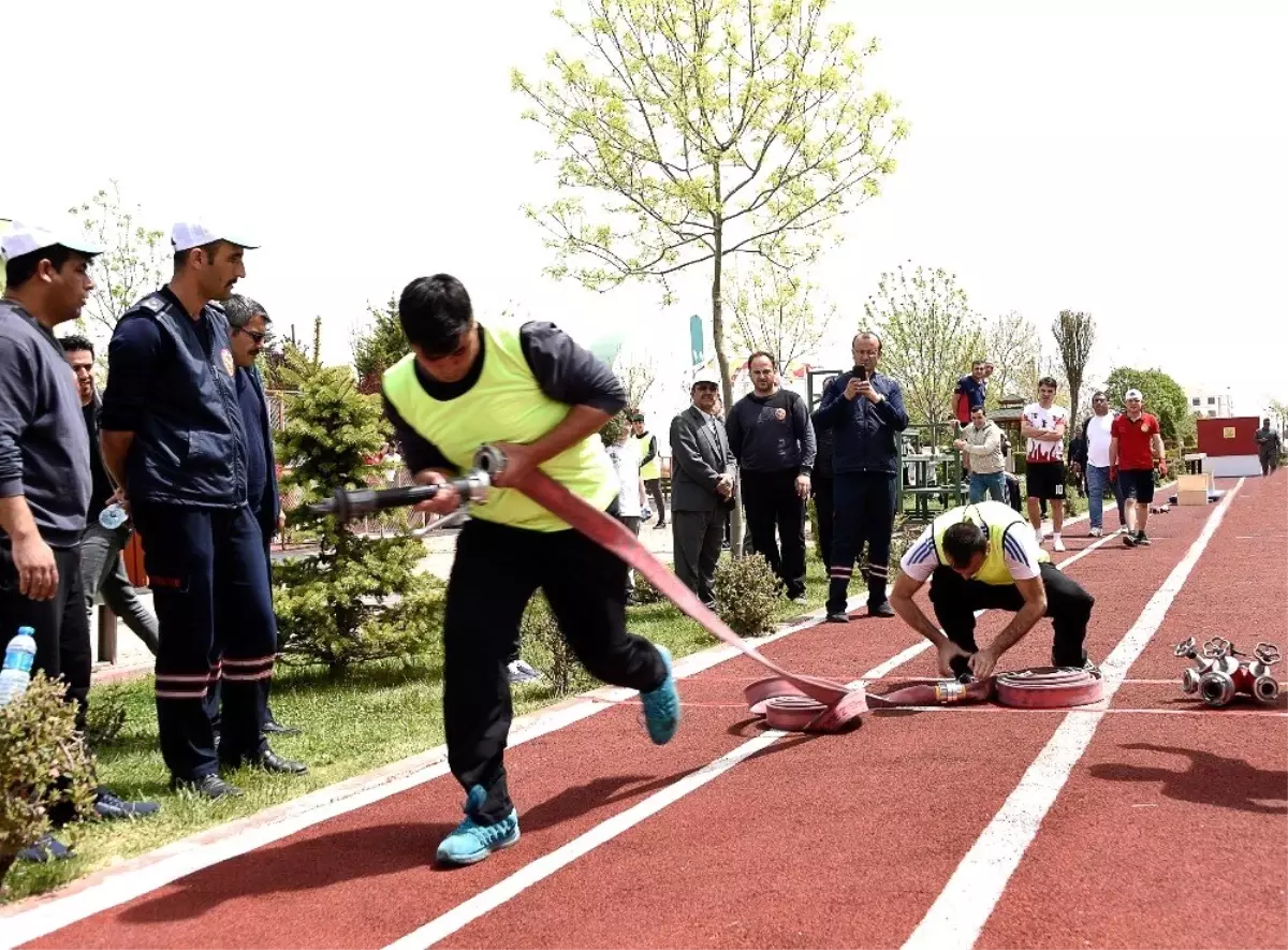 İtfaiyeciler Birinci Olabilmek İçin Kıyasıya Yarıştı