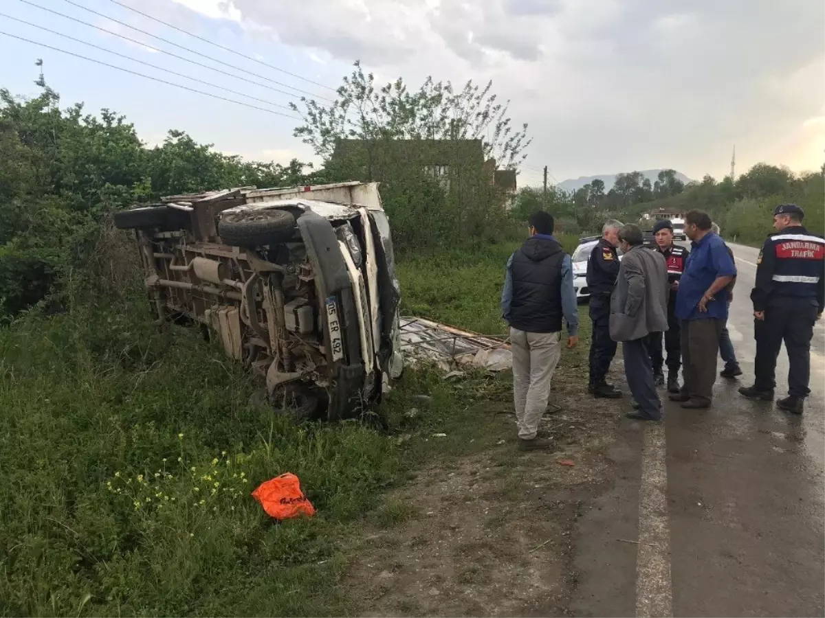 Kamyonet Şarampole Devrildi: 1 Yaralı