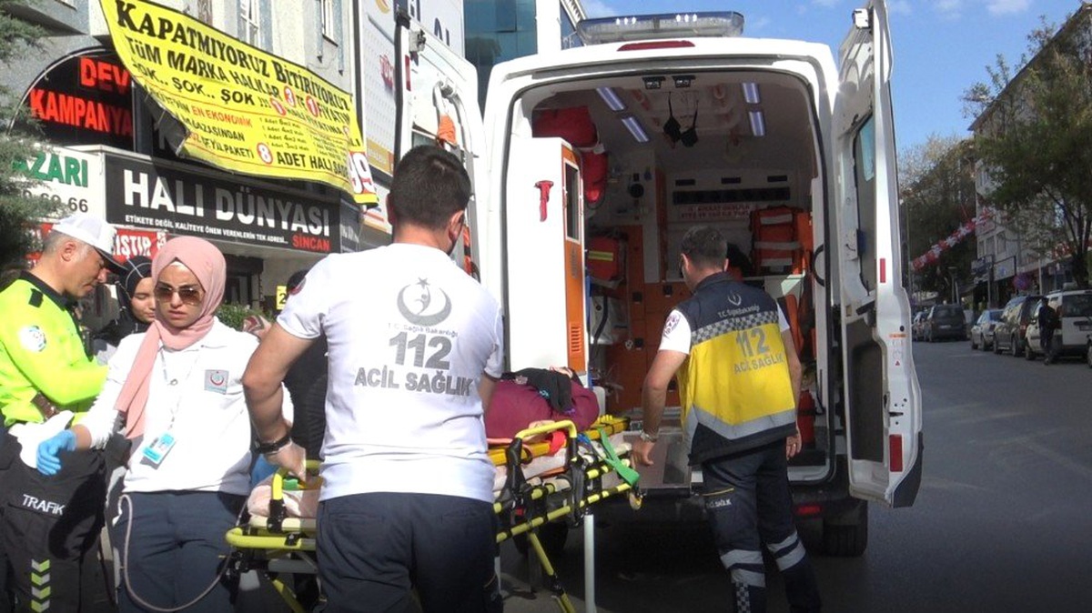 Karşıdan Karşıya Geçmeye Çalışan Kardeşlere Otomobil Çarptı: 2 Yaralı