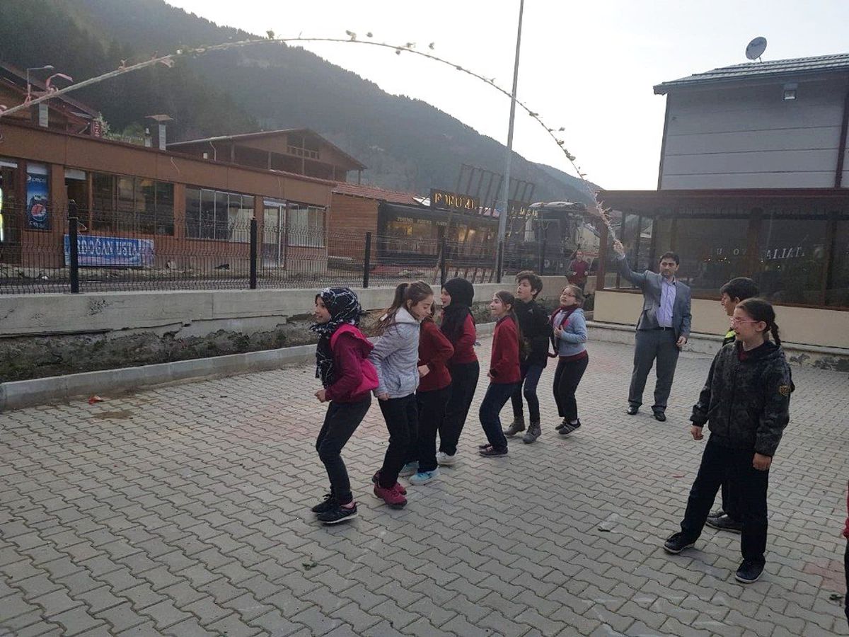 Kaymakam İp Salladı, Öğrenciler Atladı
