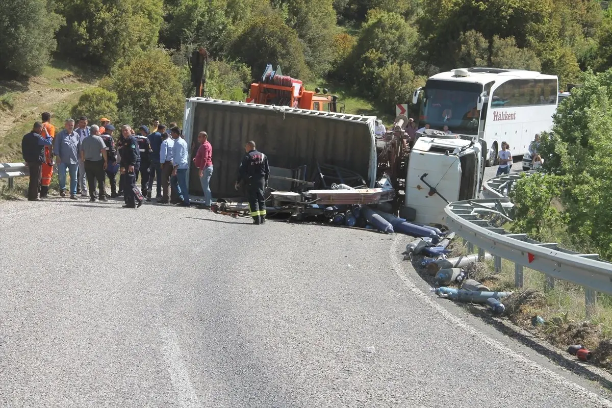 Manisa\'da Oksijen Tüpü Yüklü Kamyon Devrildi: 1 Yaralı