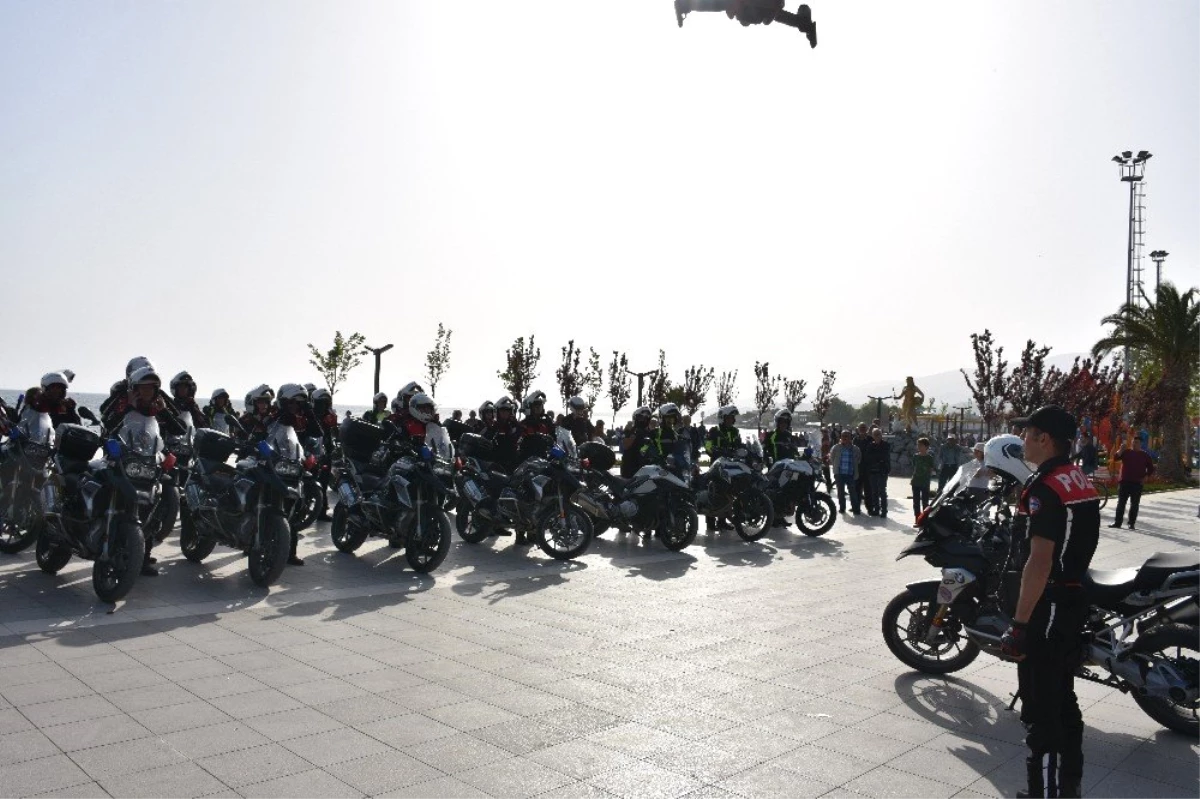 Motosikletli Polislerden Ayyıldız Şov