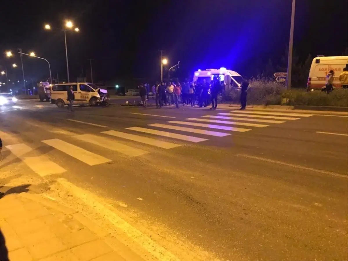Nusaybin\'de Ambulans ile Minibüs Çarpıştı: 3 Yaralı