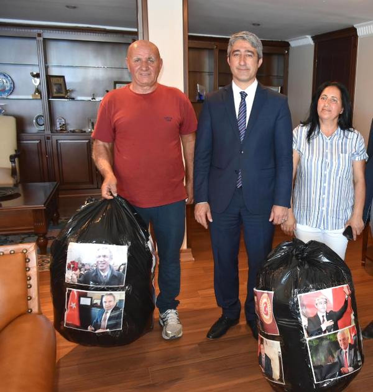 Ödüllü Çevreciden Yeni Başkana Çöp Hediyesi