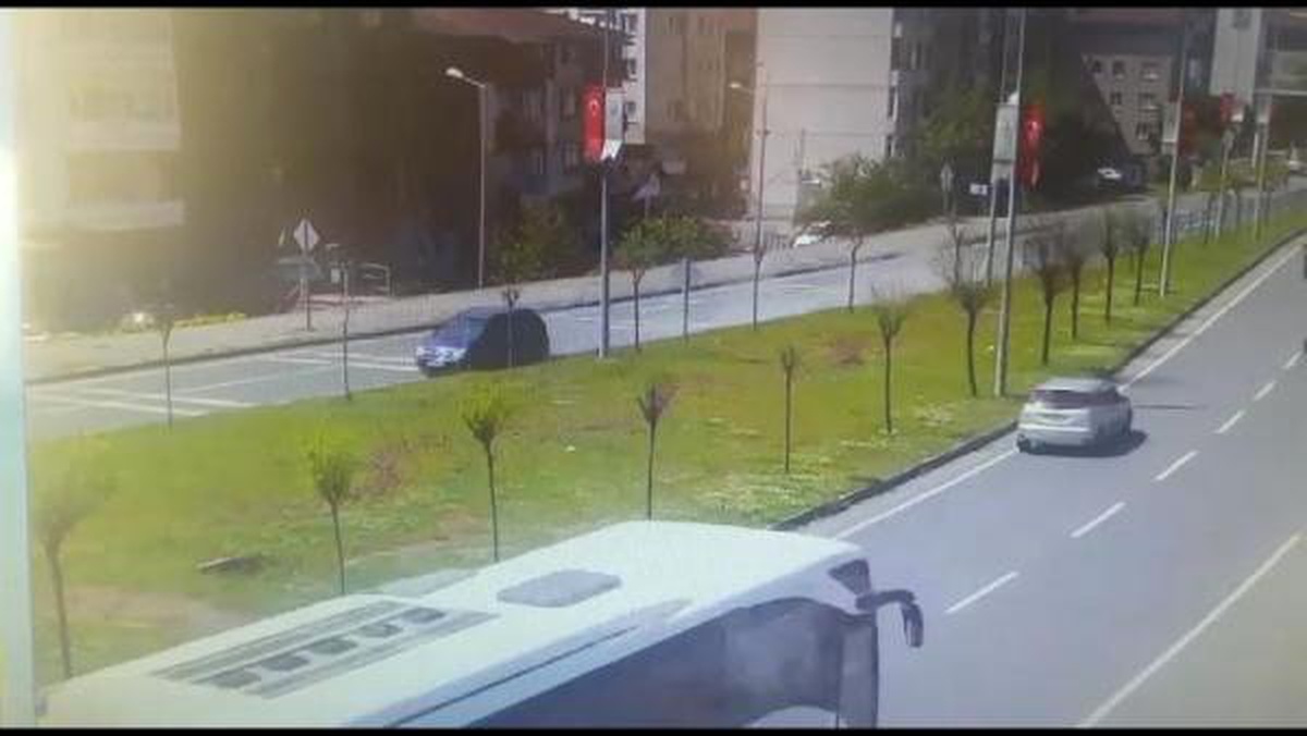 Otomobil, Kamyonun Altına Girdi: 3 Yaralı (2)