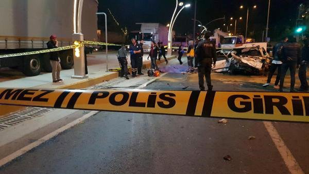 Otomobil, Otoparktan Çıkan Cipe Çarptı: 2 Ölü, 3 Yaralı