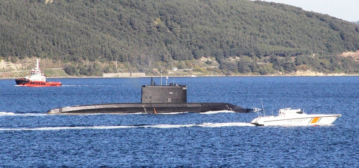 Rus Denizaltısı Çanakkale Boğazı\'ndan Geçti