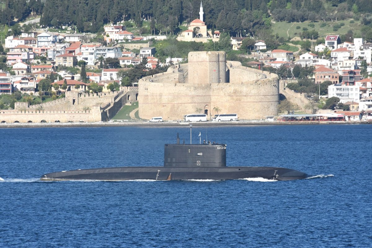 Rus Denizaltısı ve Kurtarma Gemisi Çanakkale Boğazı\'ndan Geçti