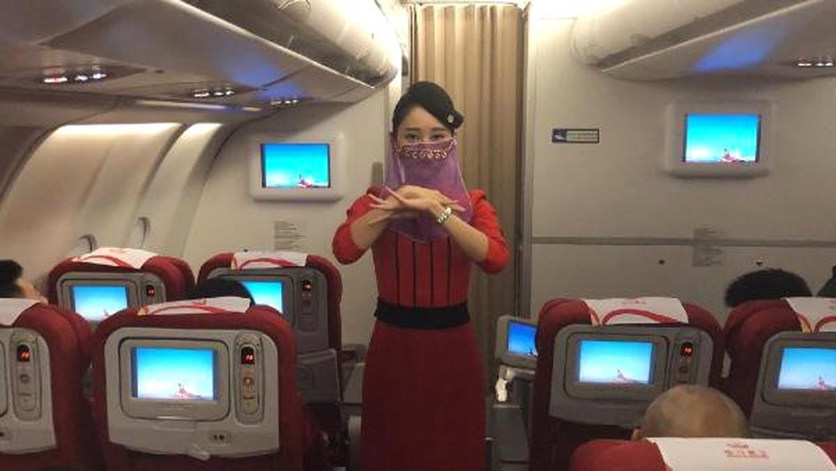 Sichuan Havayolları\'nın İlk Seferde Çinli Hostesler Şov Yaptı