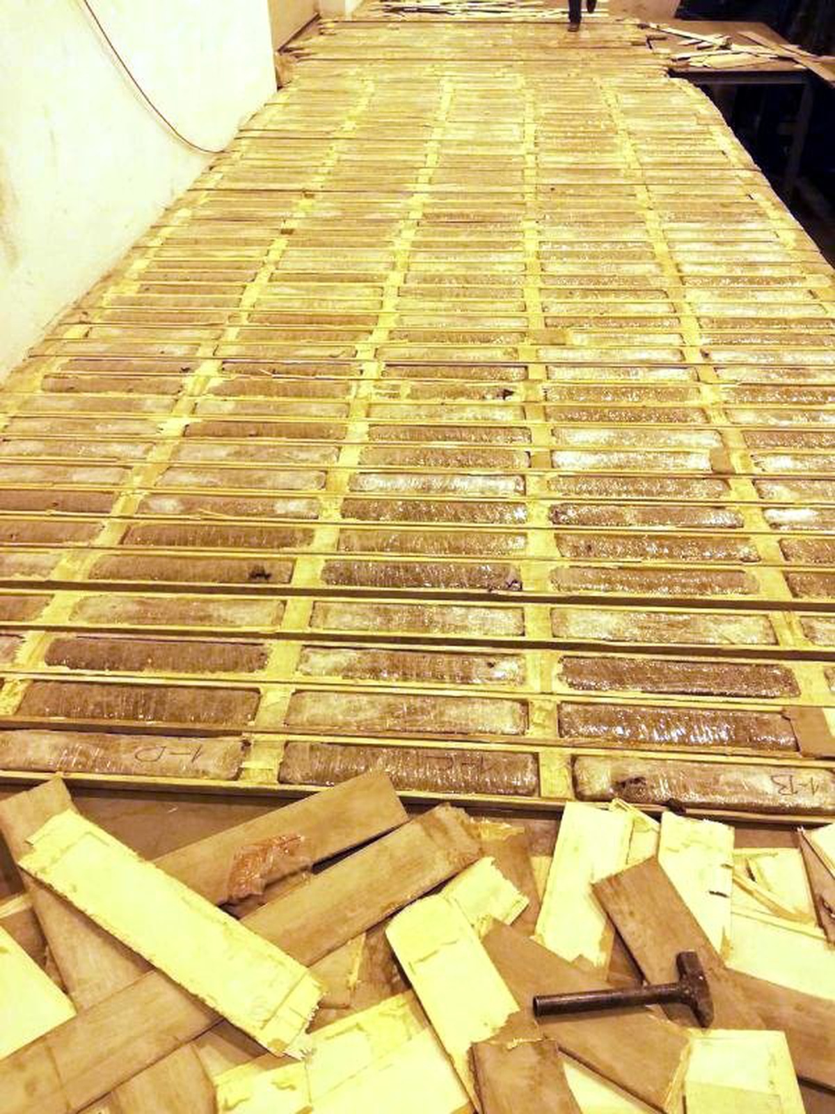 Tır\'da Kalasların Arasına Gizlenen 163 Kilo Skunk Ele Geçirildi