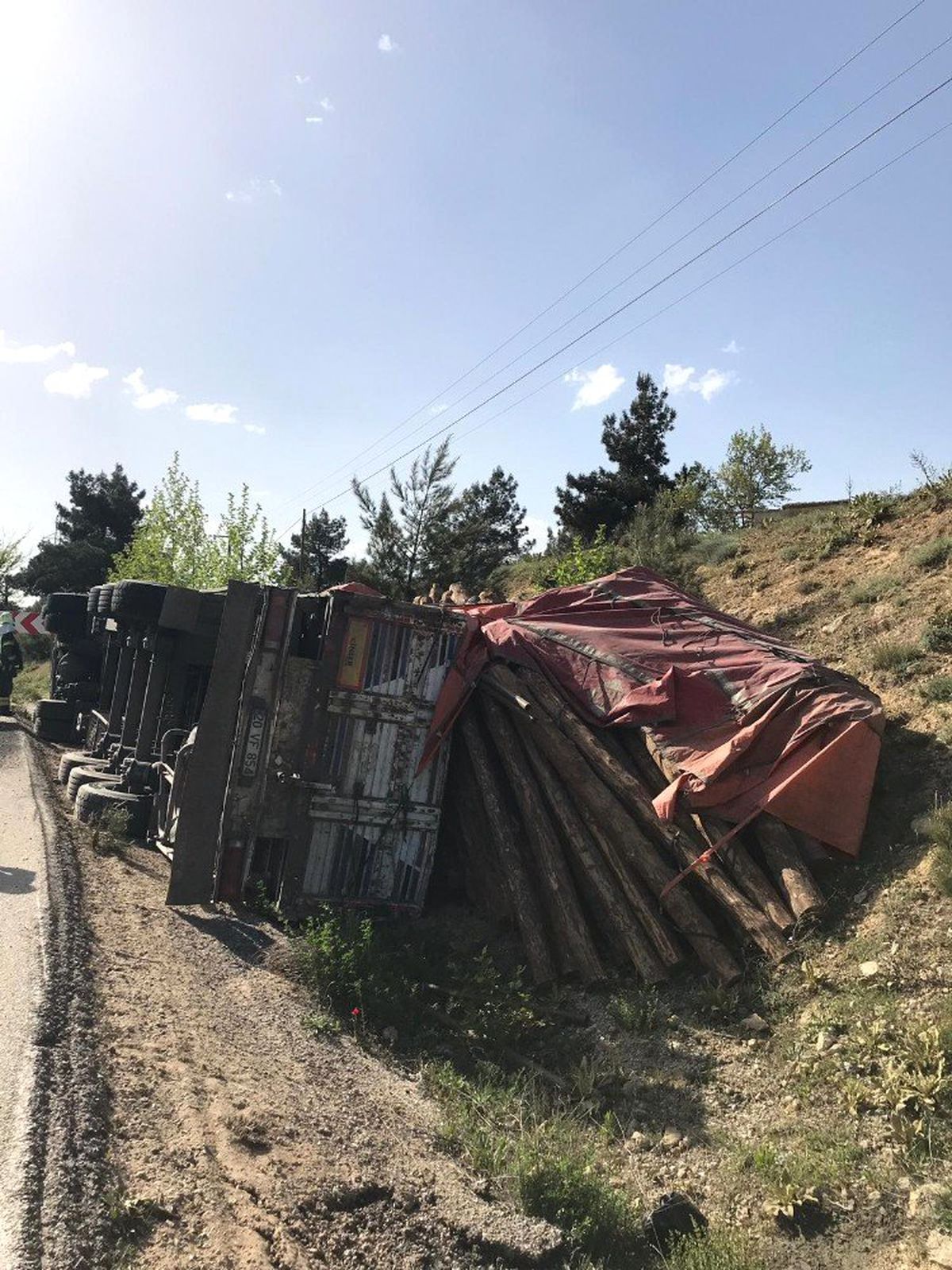 Tomruk Yüklü Tır Devrildi 1 Kişi Yaralandı