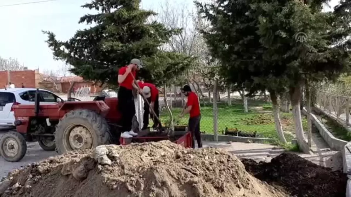 Üniversite Öğrencileri, Köy Okulundaki Çocukları Sevindirdi