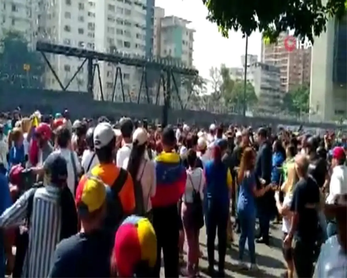 Venezuela\'da Askerler ve Siviller Sokakta