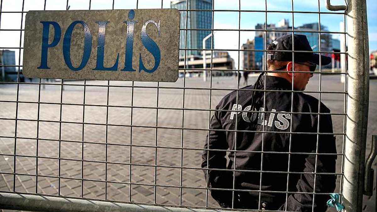 1 Mayıs Bayramı İçin Taksim Meydanı\'na Giden Yollar Trafiğe Kapatıldı